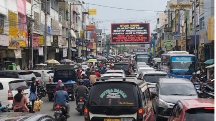 Kemacetan Parah Lumpuhkan Jalan Sutomo Pematang Siantar, Warga Desak Solusi