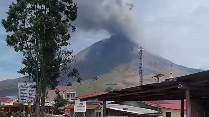 Gunung Sinabung Kembali Erupsi, Warga Desa Naman Teran Diimbau Waspadai Hujan Abu