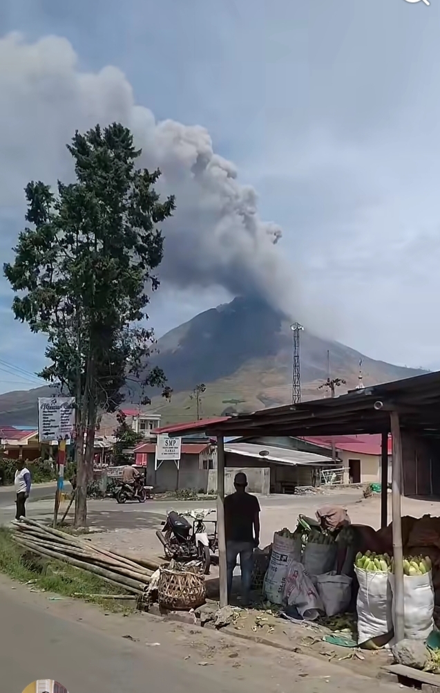 Gunung Sinabung Kembali Erupsi, Warga Desa Naman Teran Diimbau Waspadai Hujan Abu