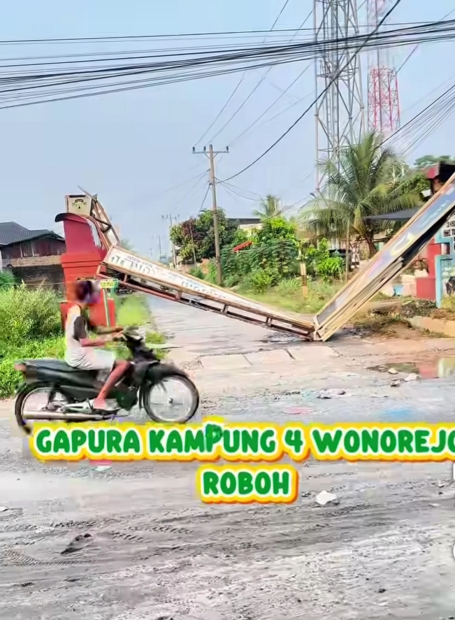 Diterjang Hujan Deras dan Angin kencang, gapura kampung 4wonorejo roboh menutup jalan.